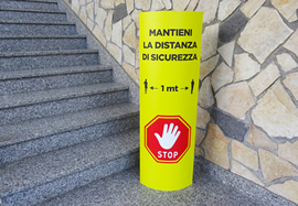 Stampa Totem autoportante in cartoneTotem in cartone per gestire al meglio la distanza di sicurezza fra le persone.